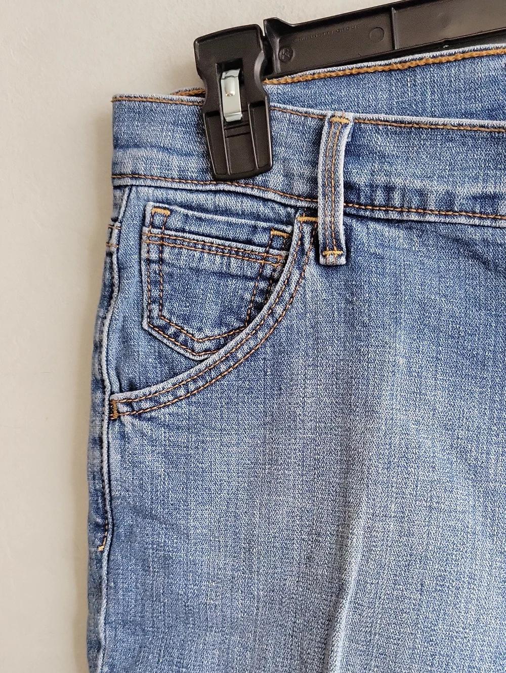 Women's size 6 Levi's 515 light blue denim bermuda shorts/capri pants